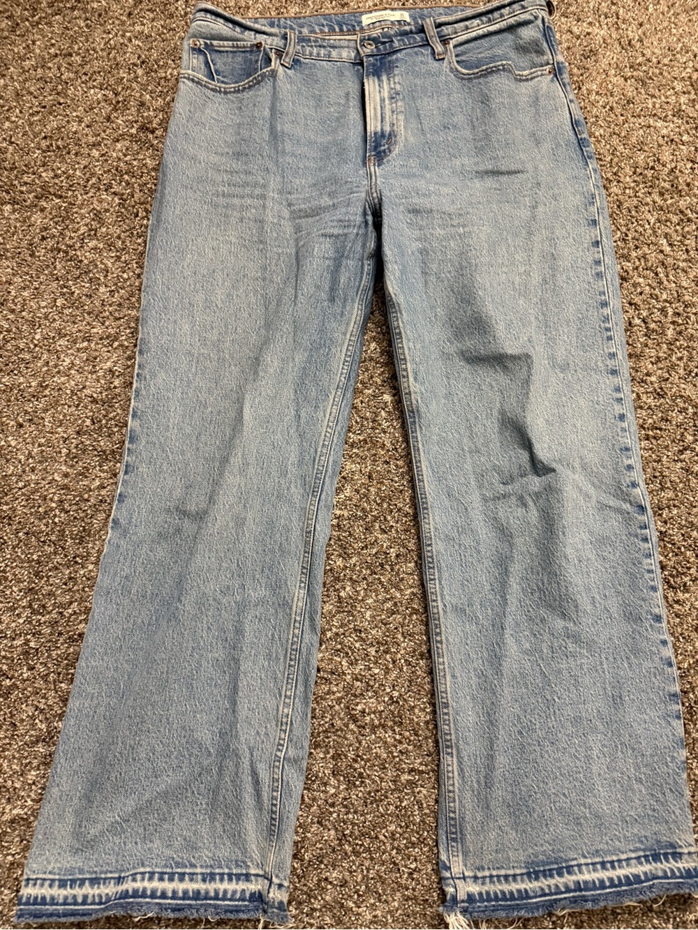 Woman’s Abercrombie & Fitch
The 90s Relaxed Jean
High Rise